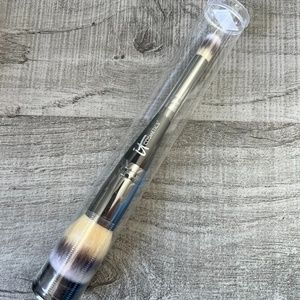 NEW IT COSMETICS Heavenly Luxe Complexion Perfection Brush No. 7 Conceal New!